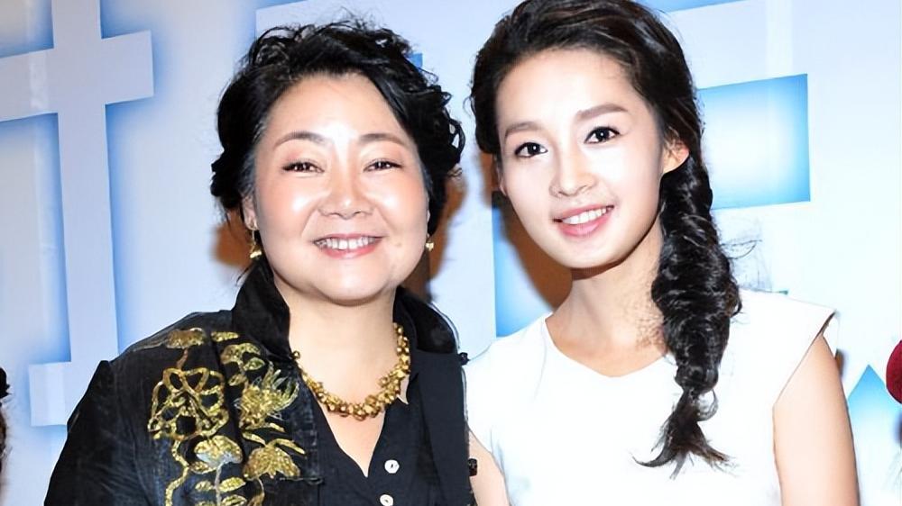 bin “国民妈妈”萨日娜：圆脸很旺夫，穿衣宽松得体，54岁也温婉贵气