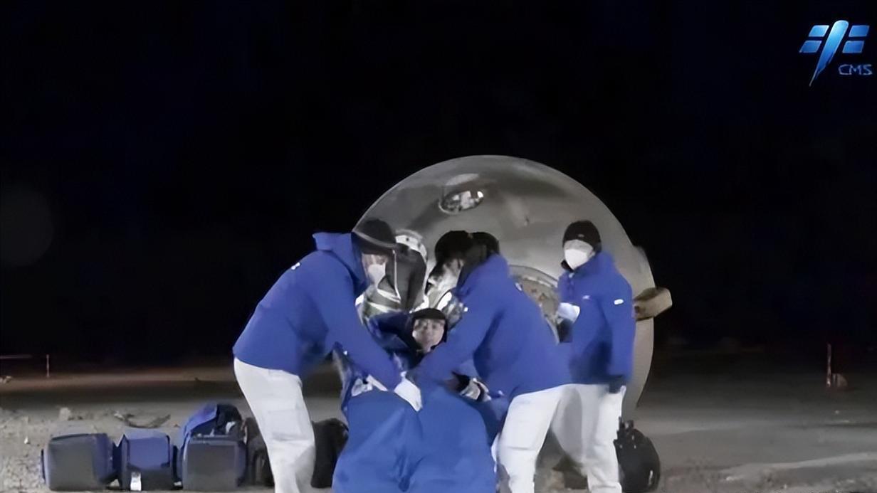 神十四重返地球！继“摘星妈妈”后，检查作业的爸爸也平安归来