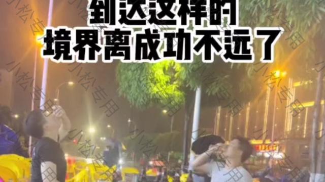 广西：两名男子在雨中喝酒谈心，老板：一人失恋，一人生意失败了