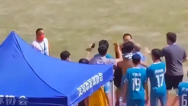 浙江省运会多名男足球员追打主裁判！
