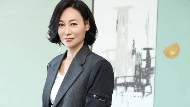 惠英红|她是香港金像奖影后，卡其色风衣亮相，62岁惠英红霸气不减