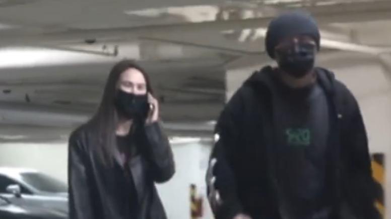 周杰伦|周杰伦开豪车带老婆逛街！因车子太大难停车，帮老婆拿包太恩爱