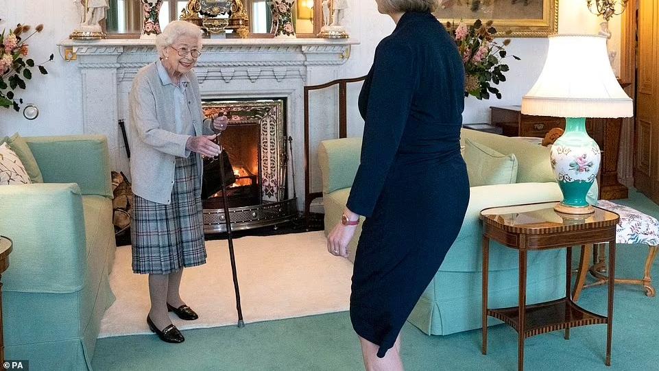 96岁英女王身体堪忧，丧夫一年健康不断恶化，曾秘密入院就医