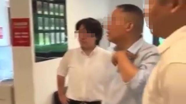 重庆女业主敲锣打鼓给物业女管家送锦旗，暗指其与男业主发生关系！
