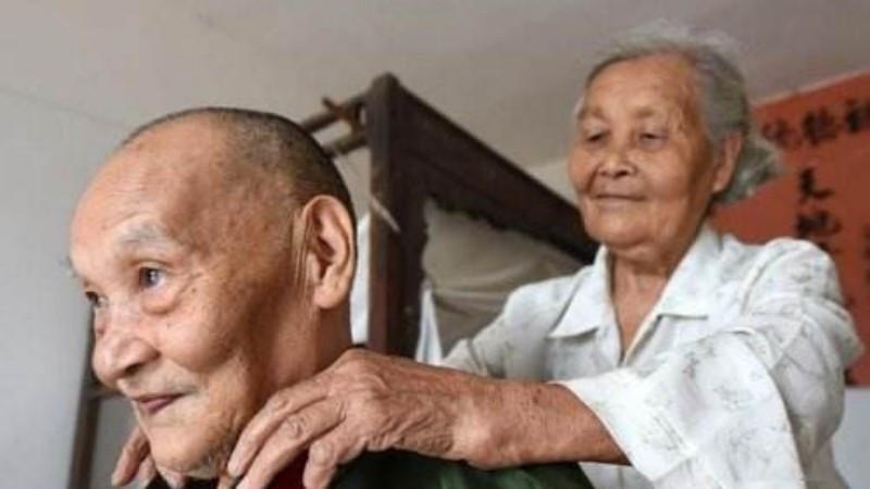 志愿军战士瘫痪，妻子悉心照料61年，86岁补办婚礼：老伴我爱你！