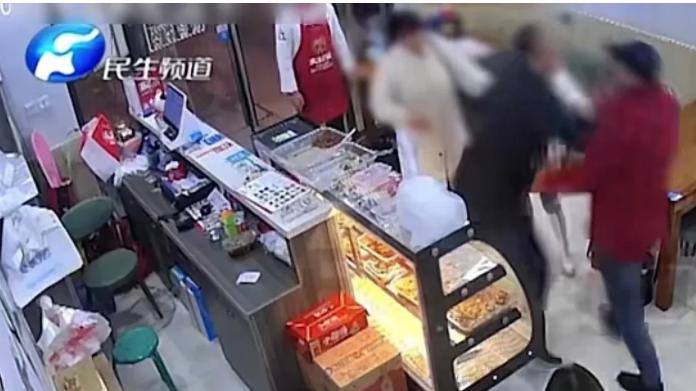 四河南郑州，一行四人在餐馆吃饭总共消费了214元，结账时其中一名顾客提出，把零头抹掉付