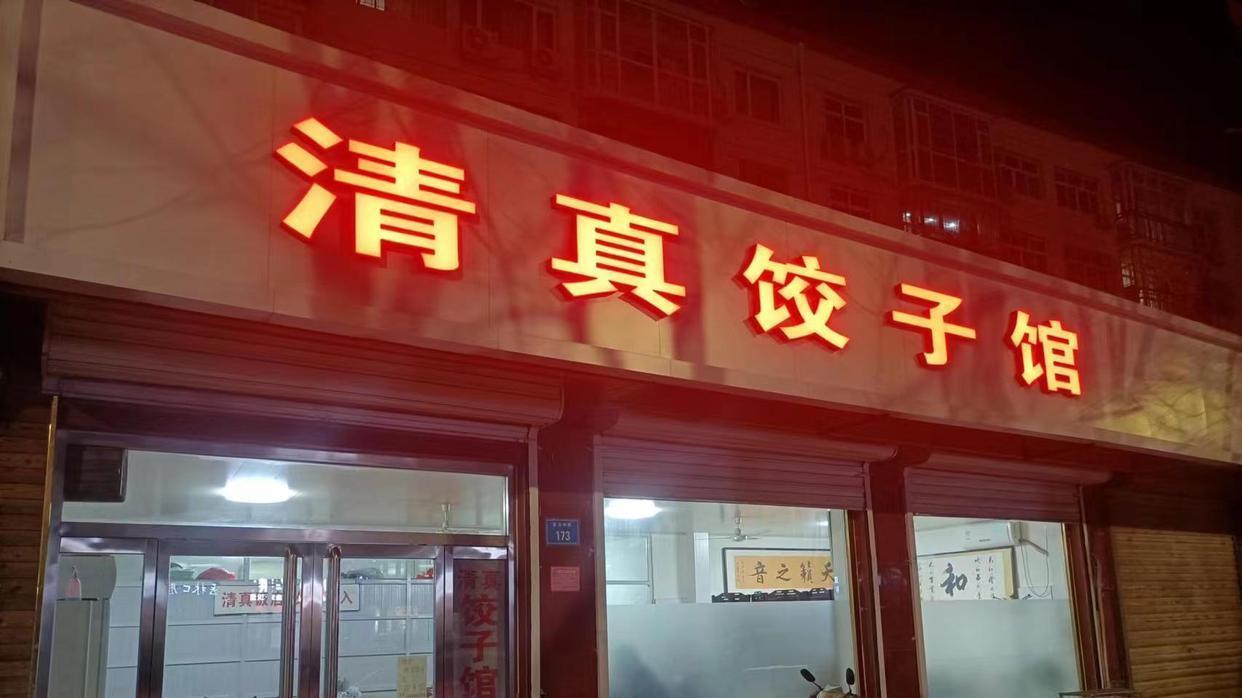 有钱人报复性消费基层百姓努力挣钱，两种生活两种人生