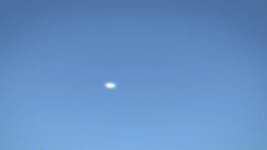 罗格河“金属”UFO事件，盘旋在1500米高空，没有任何推进系统