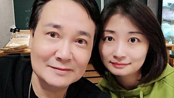 孟飞 孟飞与小20岁妻子秀恩爱！砸重金做医美保养，70岁皮肤好显年轻