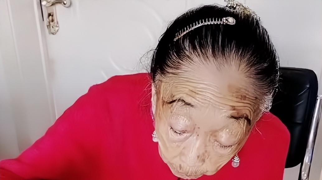 李玉成晒85岁马玉琴吃饭视频，满盘子扒拉引争议，网友：什么毛病