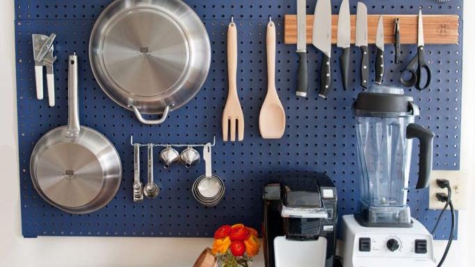 厨房太乱看着压抑？把这5招锅具收纳学回家，榨干每一寸空间