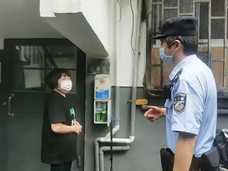 在杭州，一位49岁的送奶女工，发现一位独居老人6天没拿牛奶