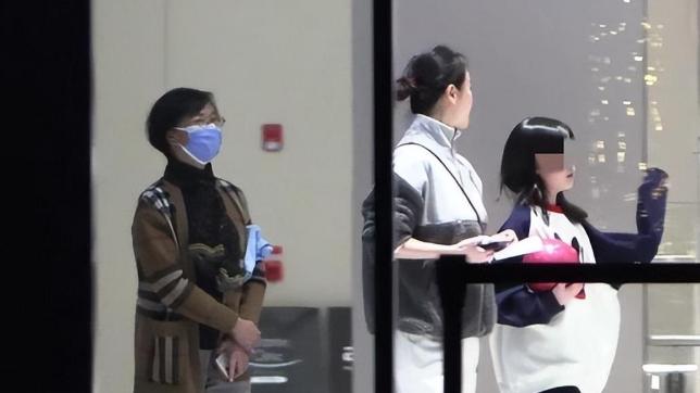 汤姆·汉克斯|左小青带着女儿妈妈，一块外出游玩，气质非常好