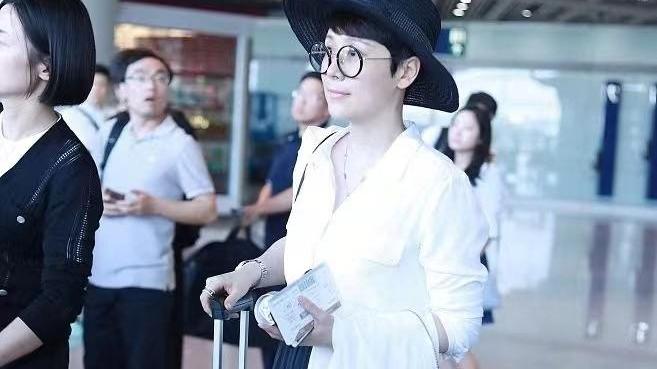赫本 海清母子同框，“蛋妞”身材纤细很绅士，她留超短发很俏皮