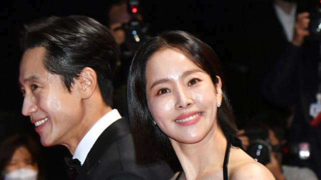 梁朝伟|韩国最电影节红毯，有人出糗有人惊艳，60岁梁朝伟一骑绝尘