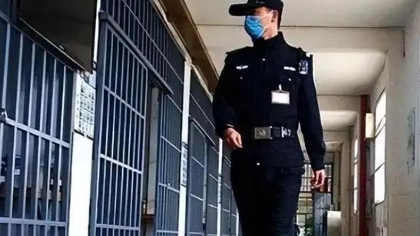 2013年，近80岁老人进监狱，警官点名发现不对劲，一查竟是三假犯