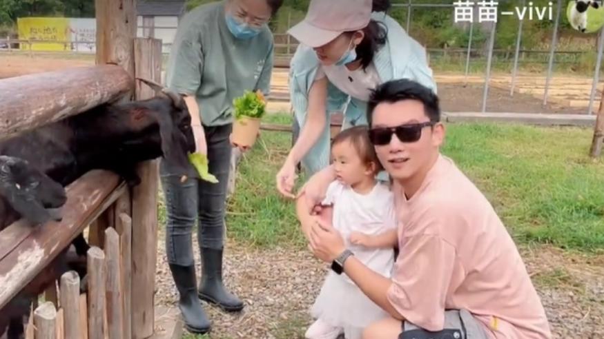 郑恺|郑恺携妻女农场游玩！全程抱娃姿势熟练，2岁女儿Ana乖巧可爱