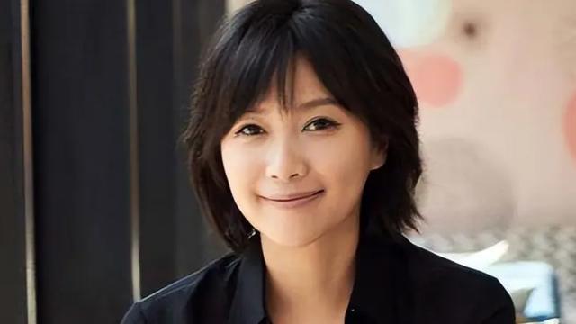 徐静蕾|“风流才女”徐静蕾，自爆19岁没断过男友，曾到男方家里逼走原配