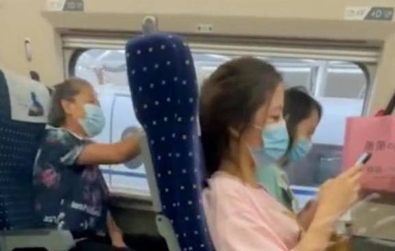 调整靠背后的广州高铁女乘客，被后排大妈踢了一脚，人生不可缺同情