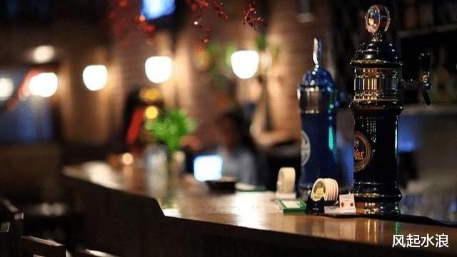 奇葩一对年轻男女醉倒街头，当众上演“酒驾”