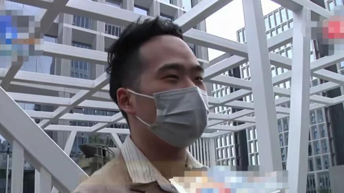 浙江杭州，一男子醉酒后上了一辆出租车，可没走出去多远，他却发现自己3万多块钱的包不见