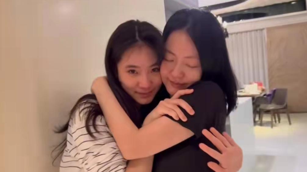 小S|小S药物风波后首次露面，为女儿庆生情绪激动，母女俩抱头哭泣