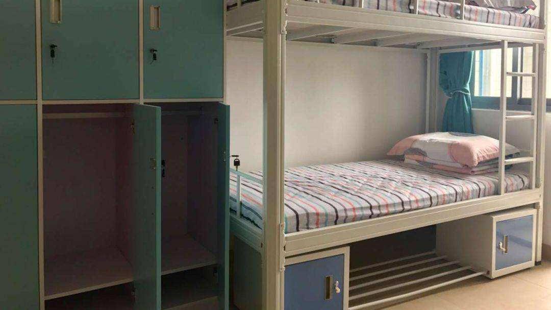 女生被同学父亲侵犯，宿舍分娩产子引关注：考虑改名换姓离开家乡