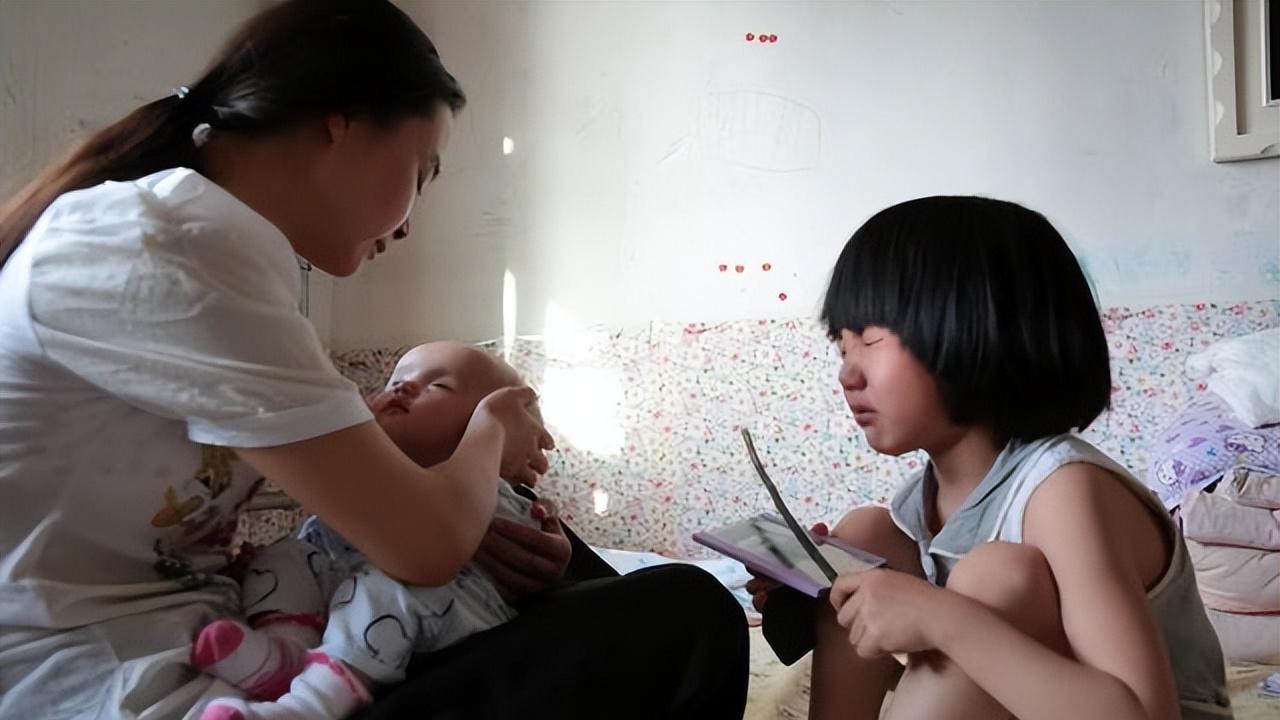 2012年，名牌大学生嫁给农民，生下双胞胎儿子后，却变得离奇疯癫