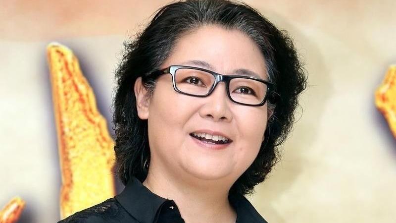 穿衣搭配 身材发福的妈妈辈，发型和穿搭都可以学学萨日娜，优雅得体挺耐看