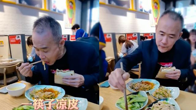 |71岁王石现身街头小店，大口吃肉夹馍好享受