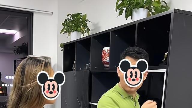 |员工趁老板不在，拿老板的酒来喝：我为你挣钱，喝你一点酒怎么了