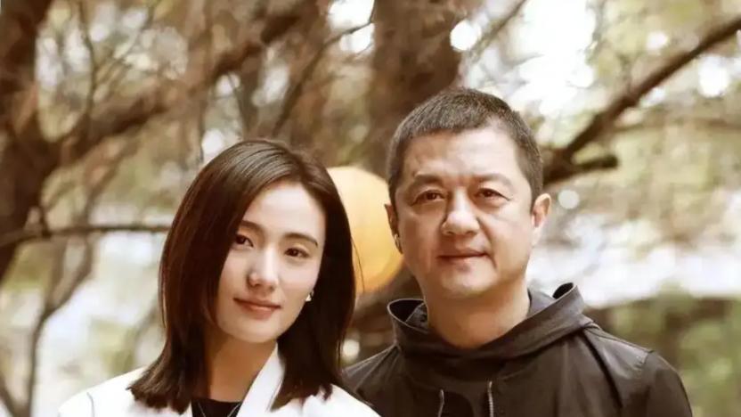 李亚鹏|李亚鹏发动态庆祝《万里归途》票房破10亿，小15岁娇妻肤白貌美