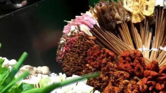 四川成都，女子带着三个朋友吃串串香，2毛钱一根签，4个人吃了1200多根还没吃饱