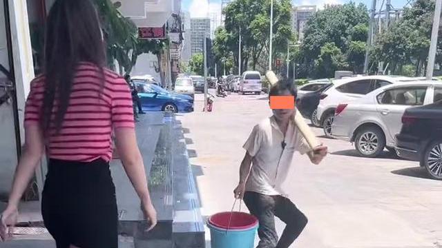 男子离职的时候看到女友就跑，女友追上前询问：你是不是想甩掉我