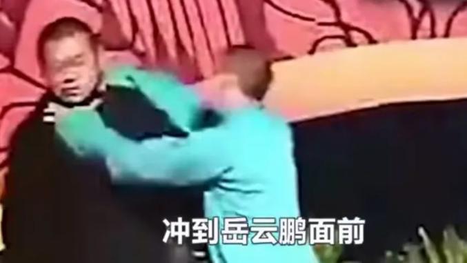 岳云鹏|一次，岳云鹏被台上的曹云金掐着脖子扭打，边打边骂：“我让你多嘴！”