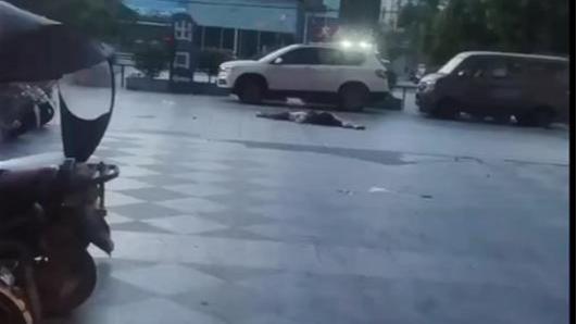 网传四川乐山有人跳楼砸中路人，殡仪馆：收到两具遗体