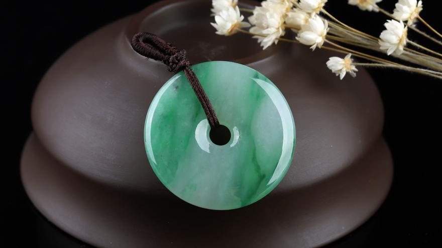 翡翠|佩戴翡翠时该注意什么？哪一种翡翠，才是最百搭的呢？