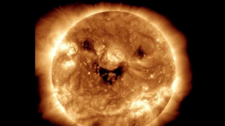 美国宇航局在太阳动力学天文台捕捉到了太阳“微笑”的图像