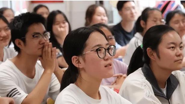 北大韦神最新近照流出，“鸳鸯鞋”是亮点，还和女生对坐啃西瓜
