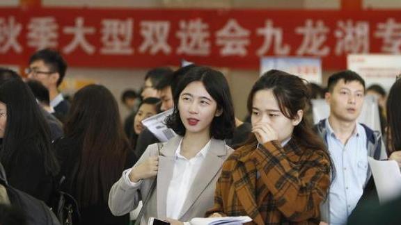 |教育局招聘251名教师，提供事业编制，专科学历即可报名！