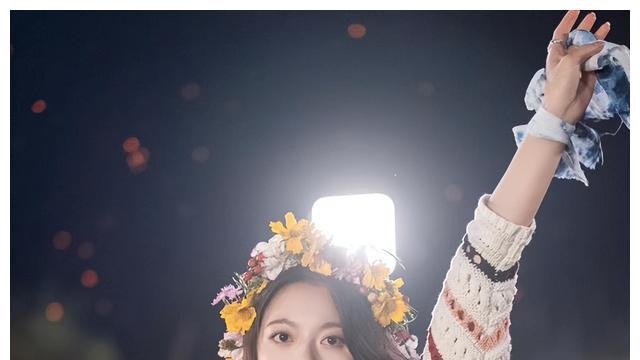 赵今麦|再度冲上热搜，赵今麦主持校庆的视频，有才有颜怎能不爱？