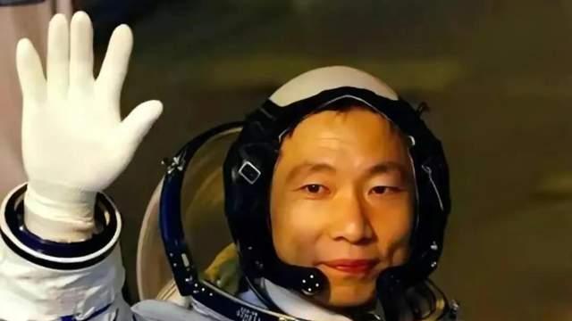第一位太空人杨利伟，5年被提拔4次！如今当解说员，可喜可贺