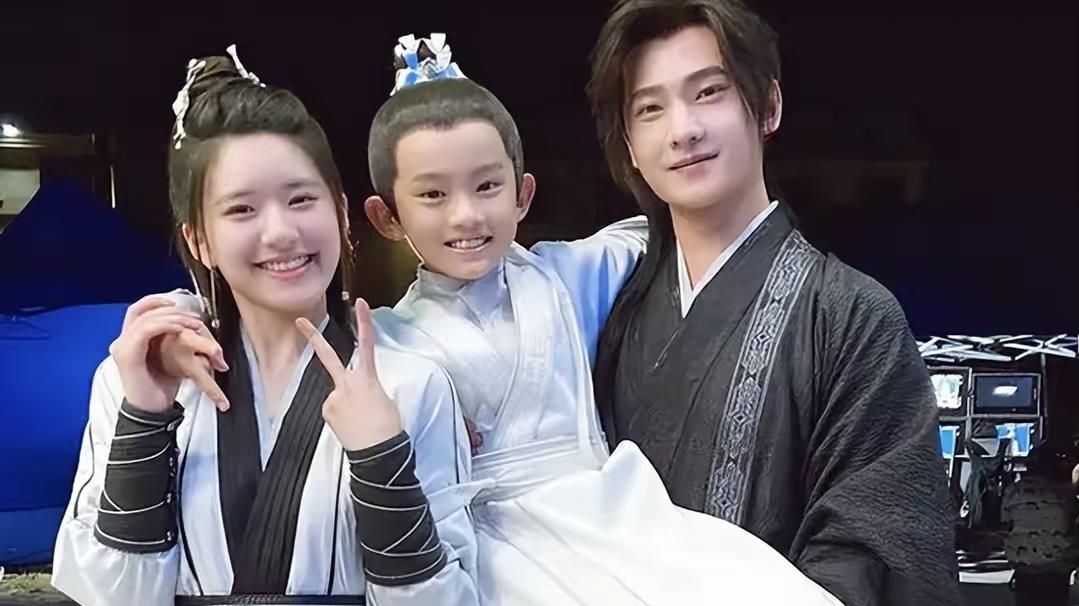 赵露思|工作室发文澄清赵露思恋爱传闻，网友评论：单身两个字很难打吗？