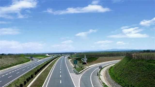 下高速公路时不小心压到了导流线，会被罚款扣分吗？说出来别不信
