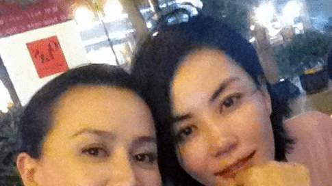 王菲|王菲跟刘嘉玲酒桌上同框！一个个自然老态没有装，顶多是阿姨也谈不上老太太！