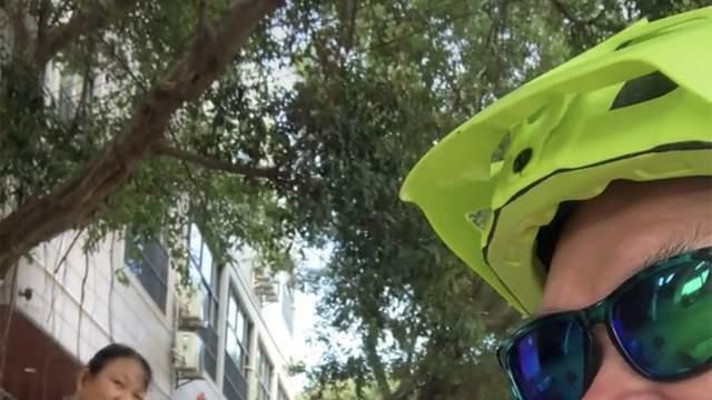 郑恕峰|67岁港星郑恕峰现身内地，街边摊吃豆腐脑，胡子拉碴无人识