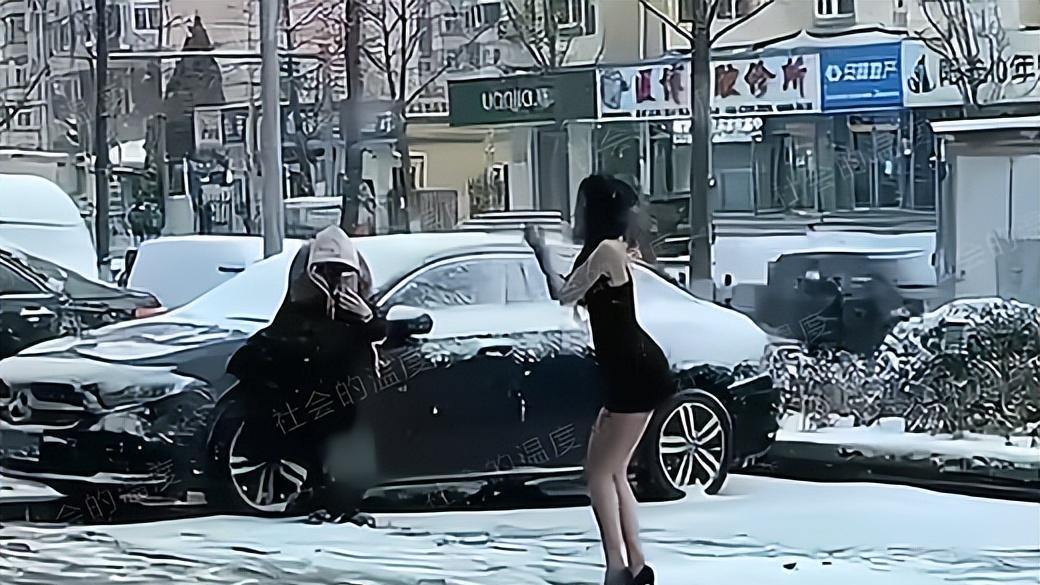 辽宁：女子在雪中穿着吊带裙跳舞，只为取悦榜一大哥，男友不介意