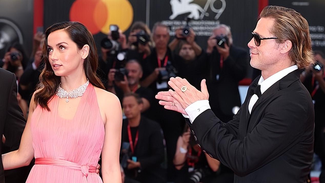 玛丽莲·梦露|“邦女郎”化身梦露，与布拉德皮特红毯热聊，相差24岁举止亲密