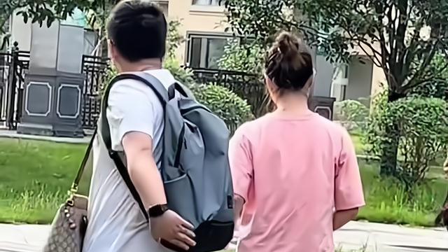 男子蹲地给女友系鞋带，被妈妈发现拉着女友就走，母亲：白养了