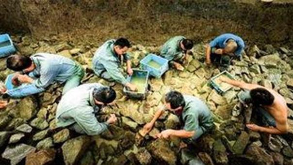 内蒙古挖出血棺，考古队刚揭下女尸面纱，专家大呼：危险，快跑